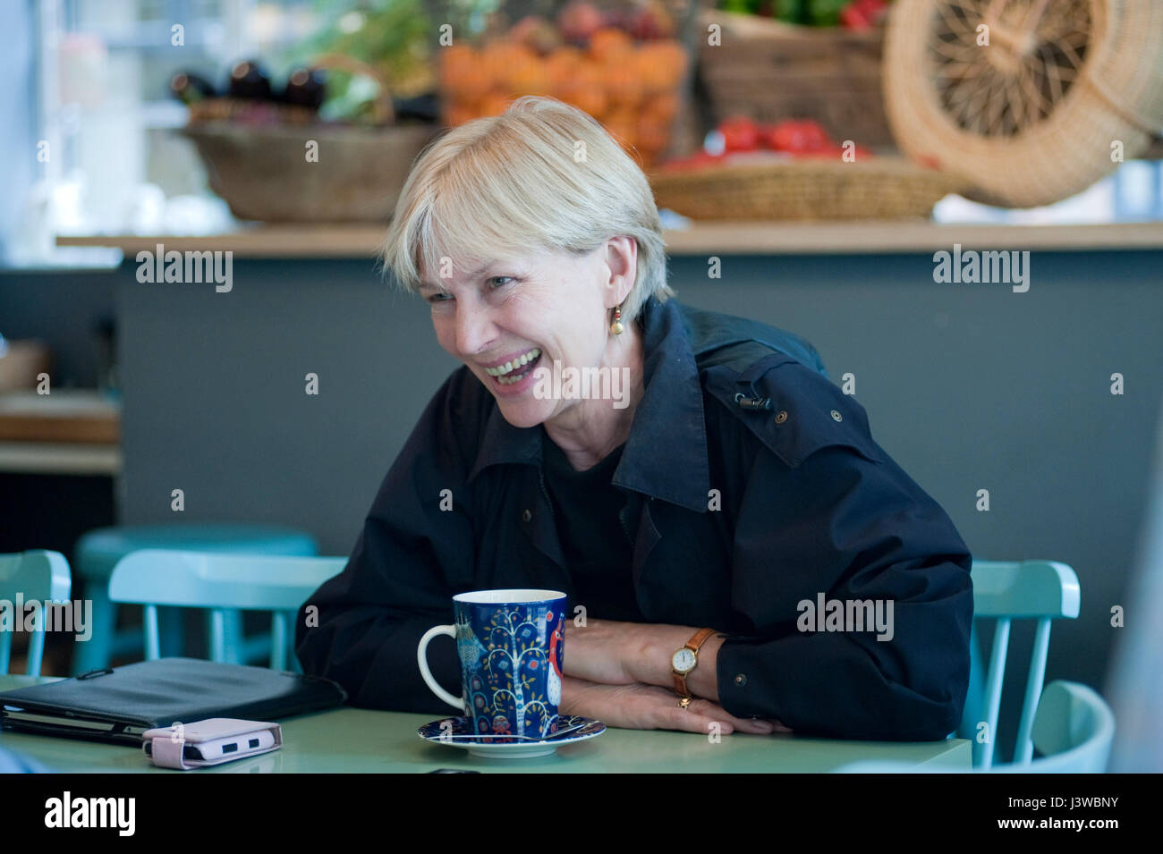 Journalist und Rundfunksprecher Isabel Hilton OBE, geistiges Stockfoto