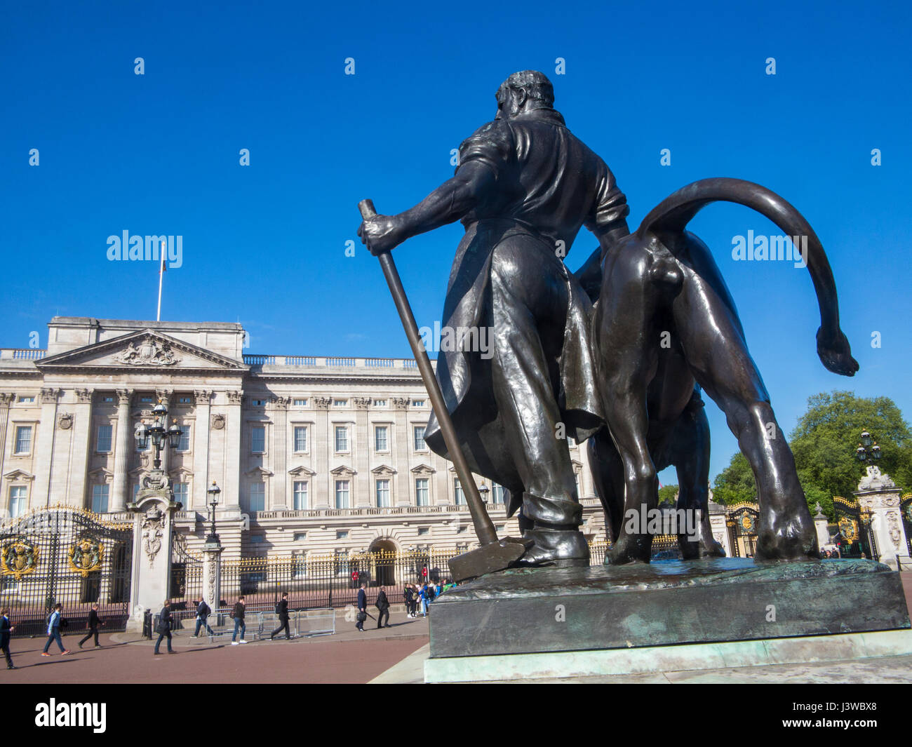 Bronzestatue an der Ecke von Queen Victoria memorial Stockfoto