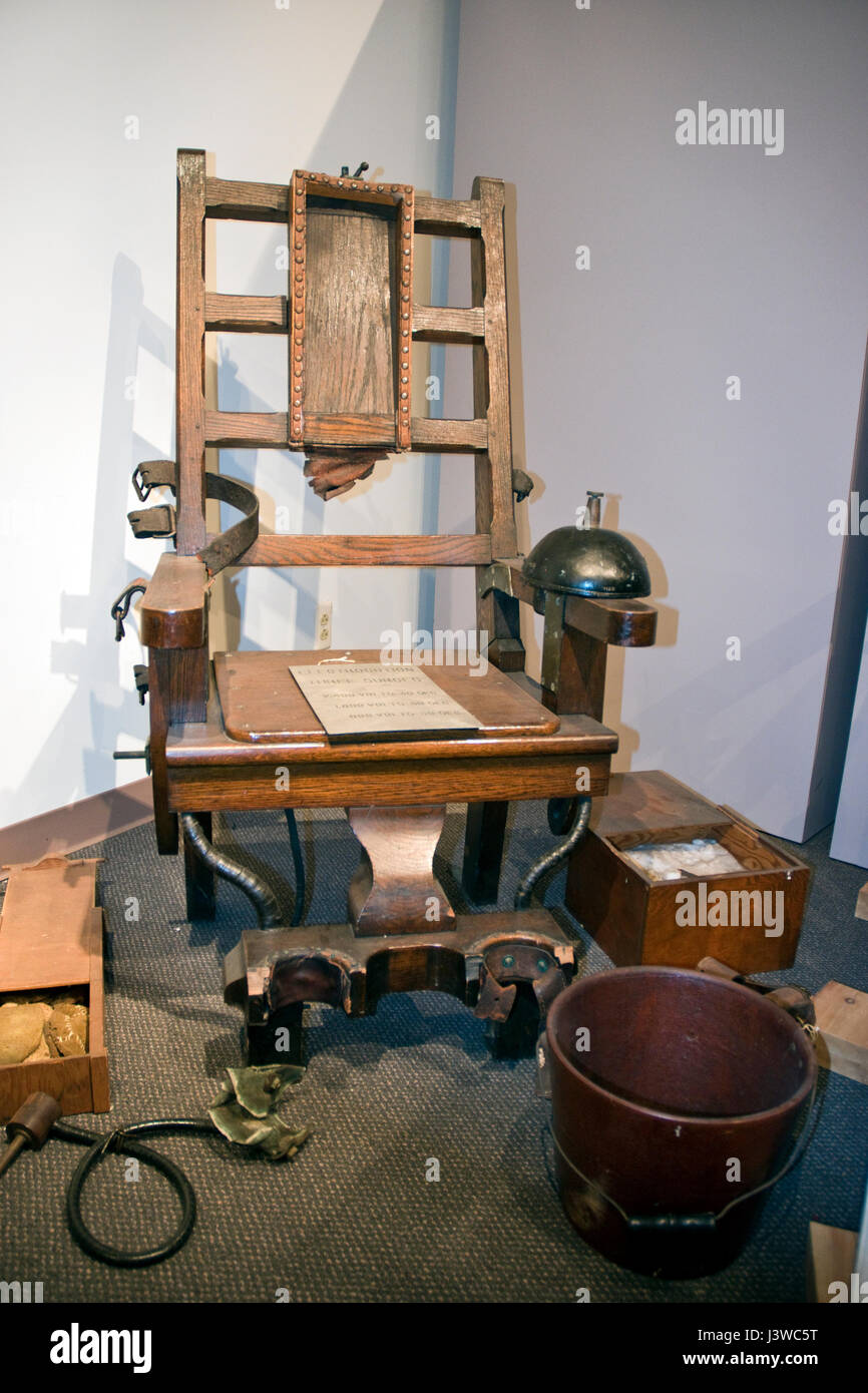 Elektrischen Stuhl aus dem Gefängnis in New Jersey, genannt "Old Smokey" und verwendet, um Bruno Hauptmann im Jahre 1936 in New Jersey State Police Museum, Trenton, NJ auszuführen. Stockfoto