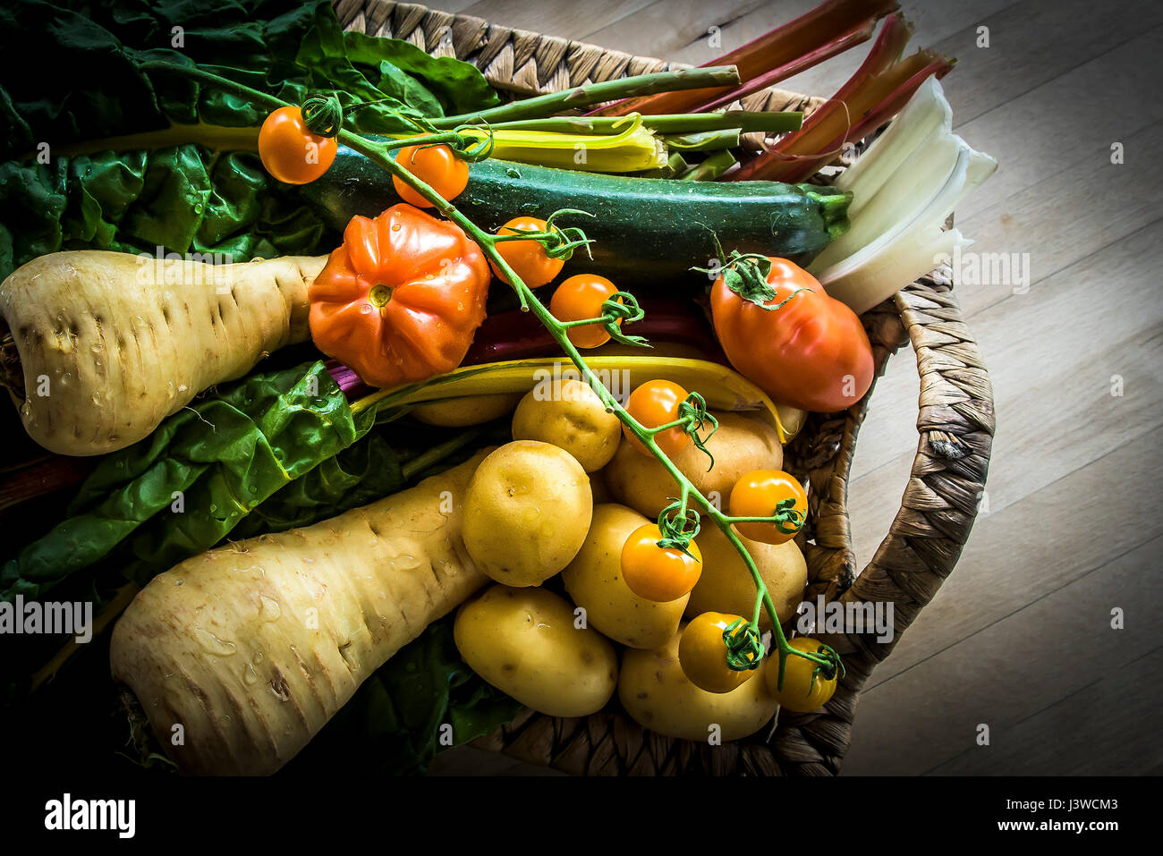 Verschiedene frische Gemüse essen Nahrungsquelle Zutaten Tomaten Pastinaken Kartoffeln Zutaten zum Kochen Stockfoto