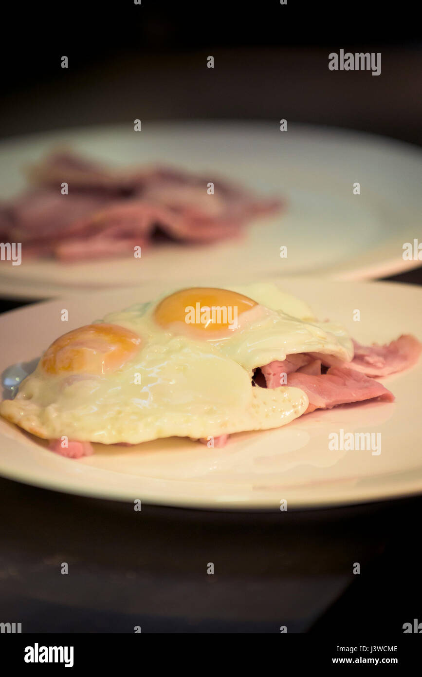 Ham and Eggs; Essen; Mahlzeit; Gekocht; Lebensmittelindustrie; Zubereitung von Speisen Stockfoto