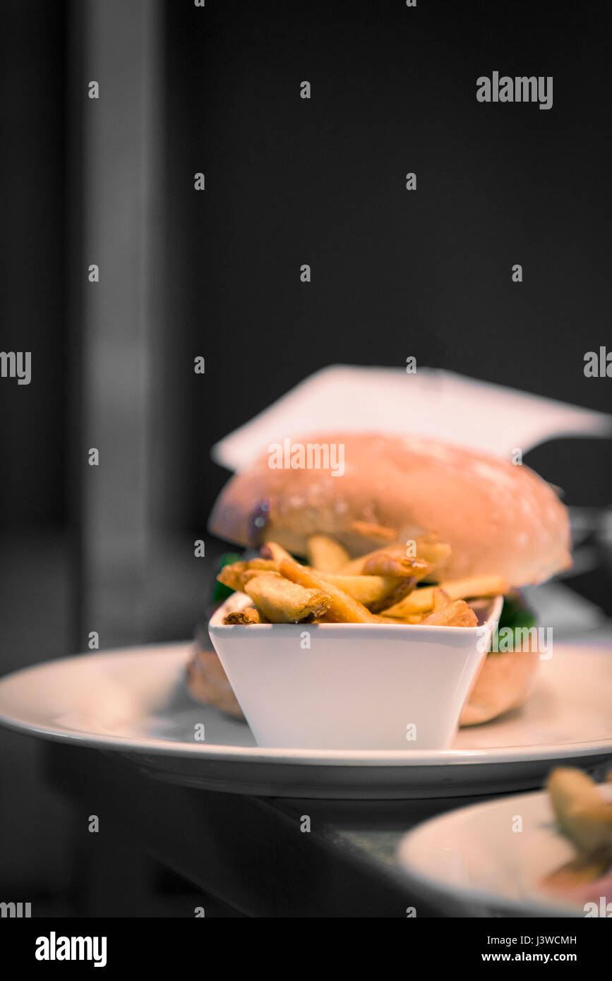 Burger und Pommes frites Pommes frites Essen Mahlzeit warten um Restaurant Lebensmittelindustrie bedient werden Stockfoto