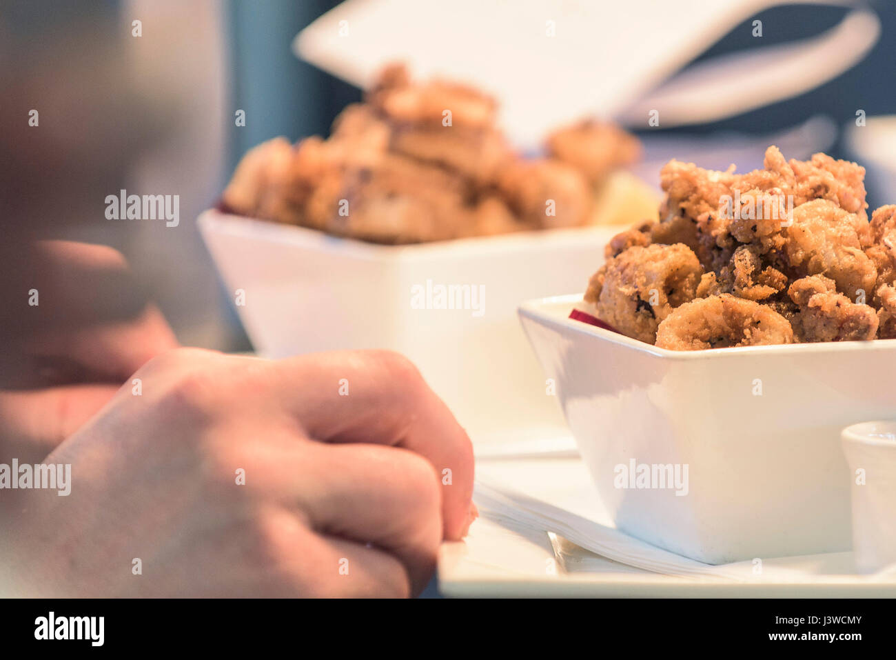Essen zubereitet von einem Koch Speisen Küche Zubereitung Restaurant Lebensmittel Lebensmittelindustrie gekochte Stockfoto