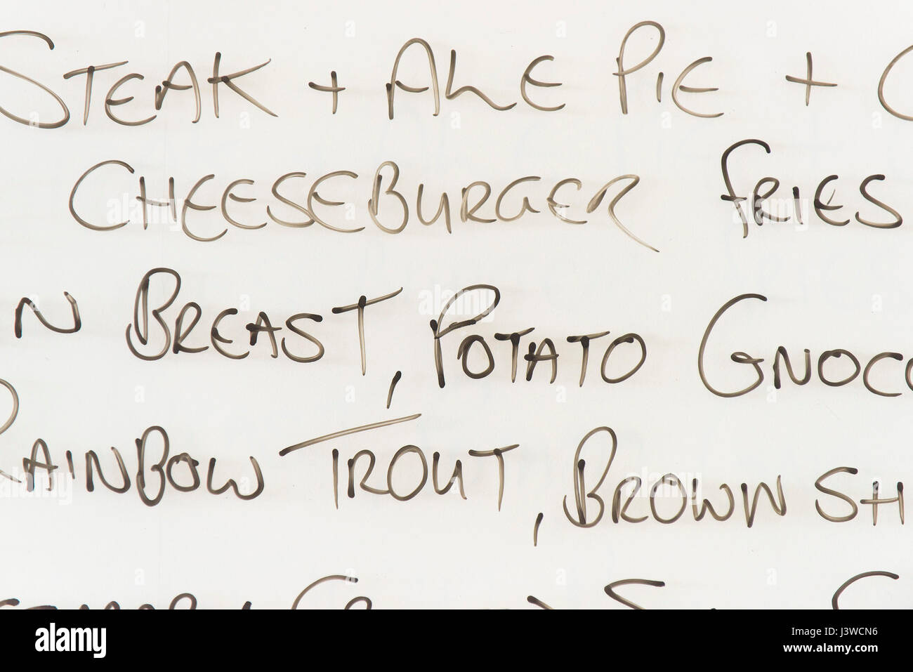 Ein Menü auf einem Whiteboard Restaurant Gerichte Worte Handschrift Wahl geschrieben Stockfoto