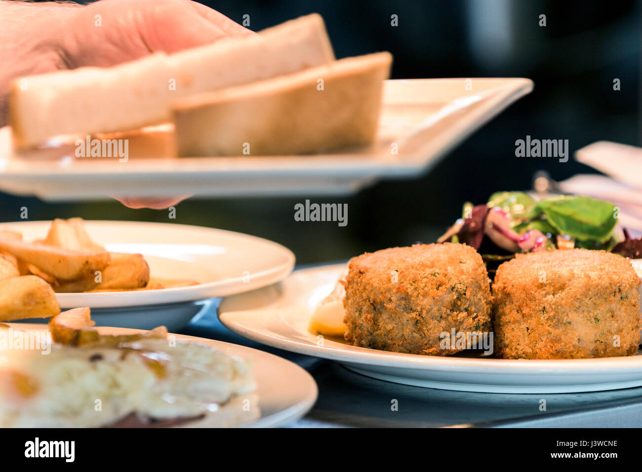 Speisen in einem Restaurant Speisen Zubereitung Mahlzeiten Lebensmittelindustrie Stockfoto