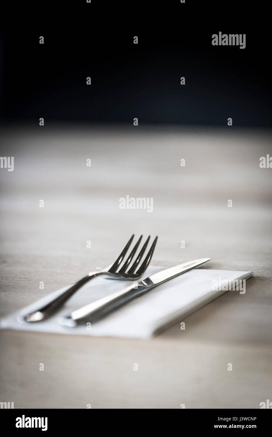 Messer und Gabel mit einer Serviette Gedeck Restaurant unbenutzt Stockfoto