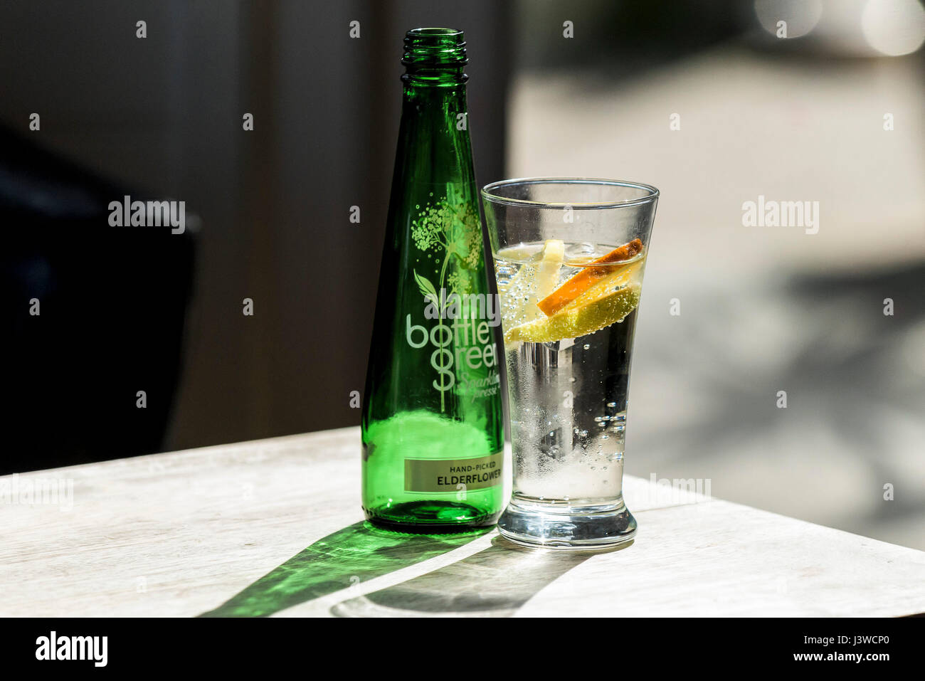 Flaschengrün Mineralwasser Holunderblüten Marken Logo erfrischende Getränk Glas Sommerdrink Erfrischung Stockfoto