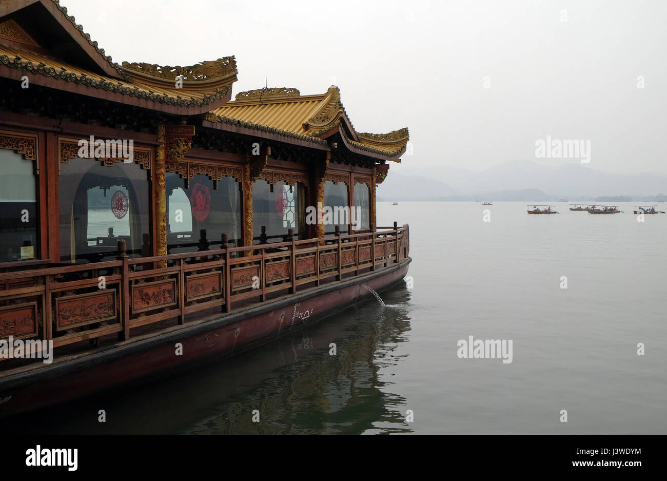 Traditionelles Boot-Restaurant auf dem Westsee (Xi Hu See), Süßwasser-See in Hangzhou. UNESCO-Weltkulturerbe, Hangzhou, Stockfoto