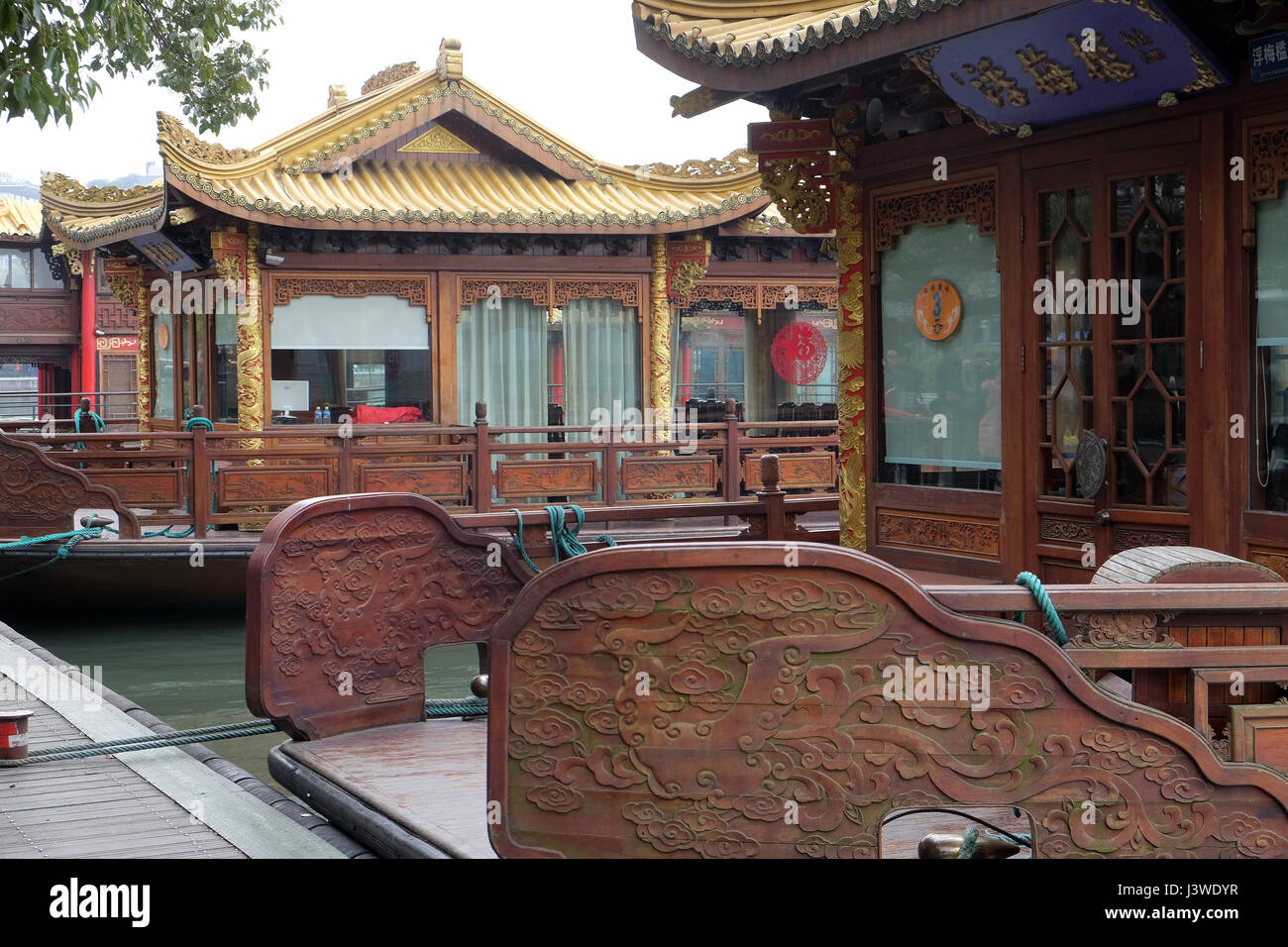 Traditionelles Boot-Restaurant auf dem Westsee (Xi Hu See), Süßwasser-See in Hangzhou. UNESCO-Weltkulturerbe, Hangzhou, Stockfoto
