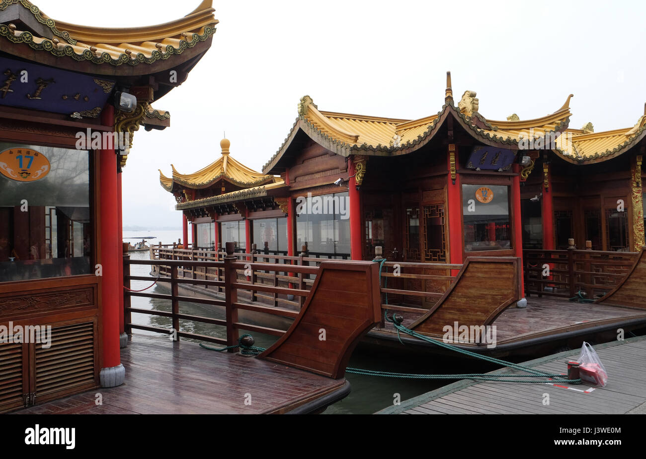 Traditionelles Boot-Restaurant auf dem Westsee (Xi Hu See), Süßwasser-See in Hangzhou. UNESCO-Weltkulturerbe, Hangzhou, Stockfoto