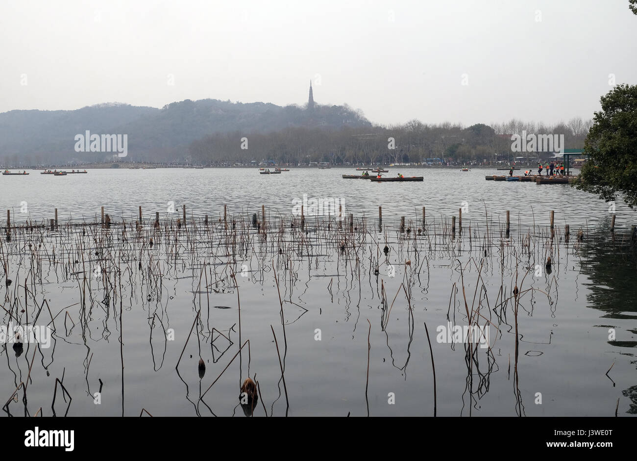 Menschen ziehen in Booten am Westsee in Hangzhou, China, 21. Februar 2016. Stockfoto