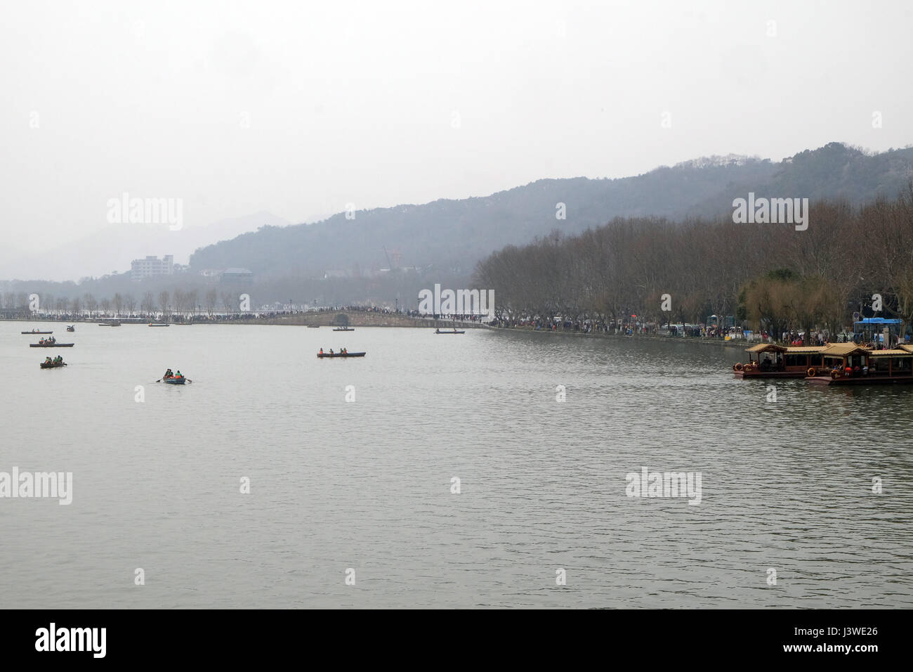Menschen ziehen in Booten am Westsee in Hangzhou, China, 21. Februar 2016. Stockfoto