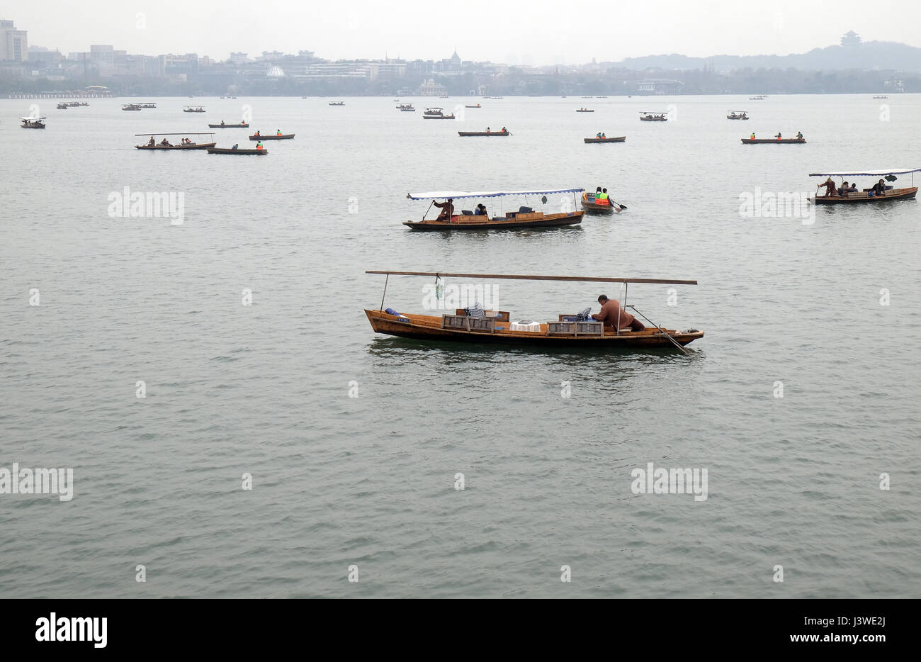 Menschen ziehen in Booten am Westsee in Hangzhou, China, 21. Februar 2016. Stockfoto