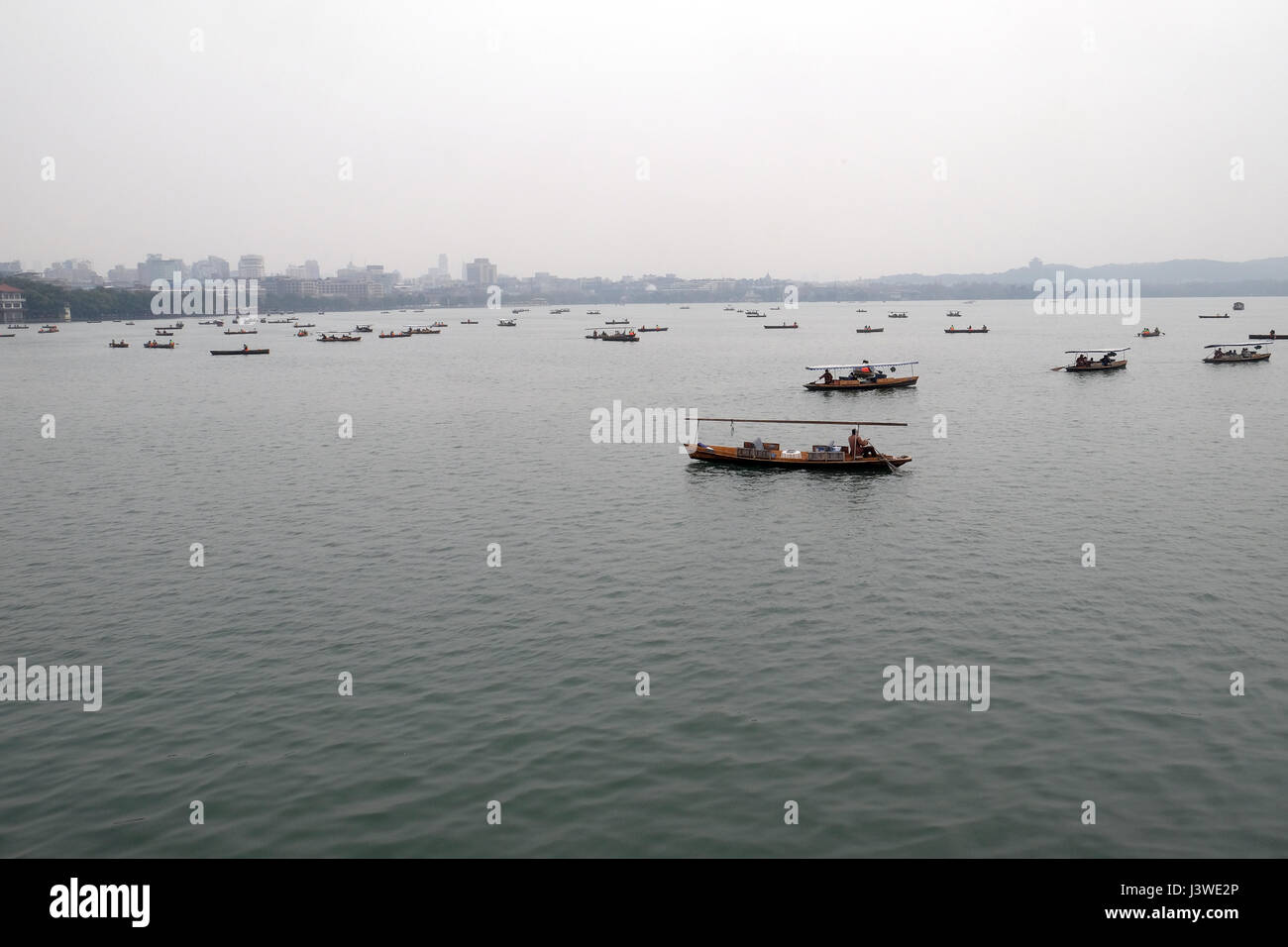 Menschen ziehen in Booten am Westsee in Hangzhou, China, 21. Februar 2016. Stockfoto