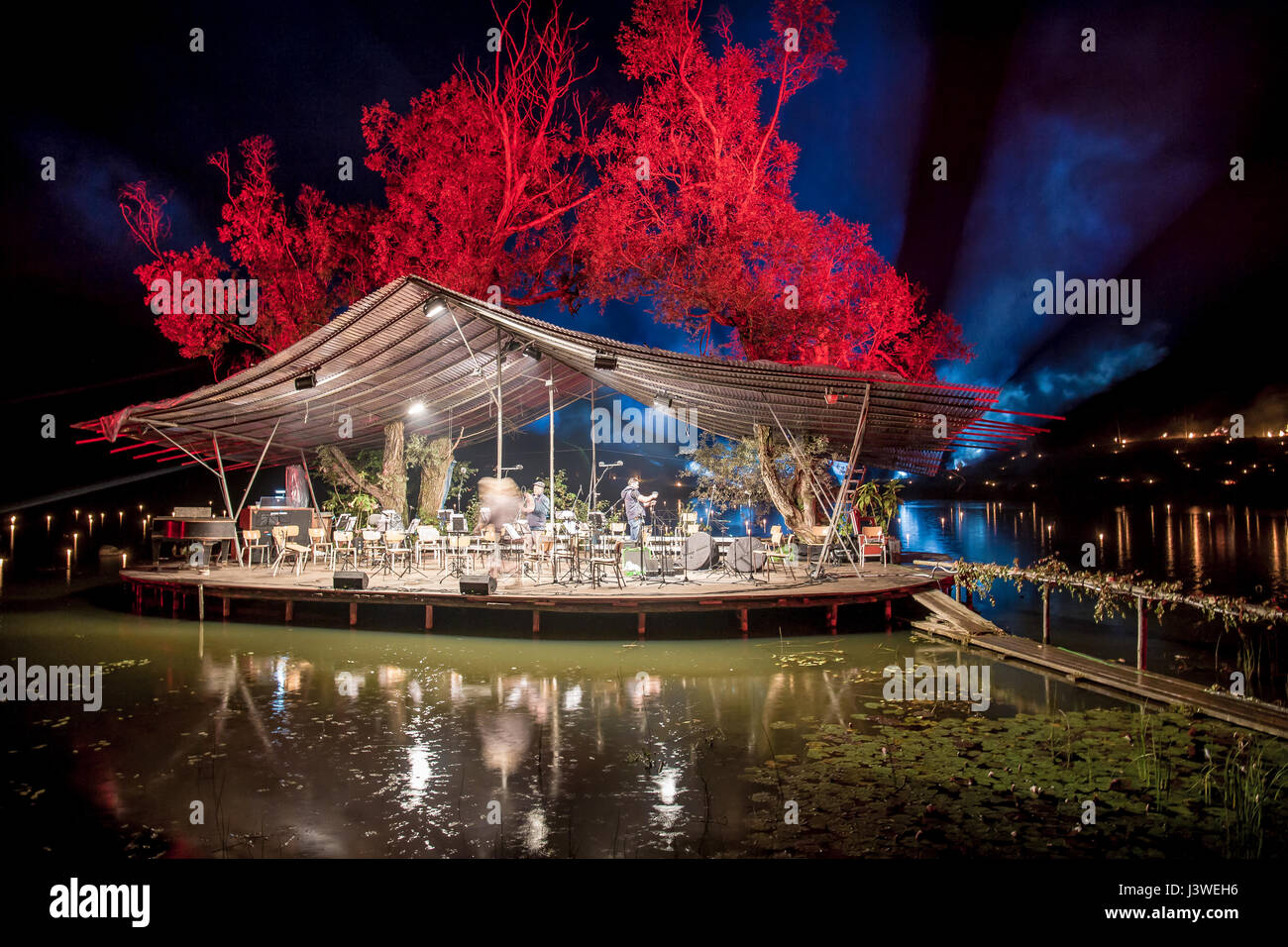 Plattform schweben auf dem Wasser mit Orchester in der Nacht Stockfoto