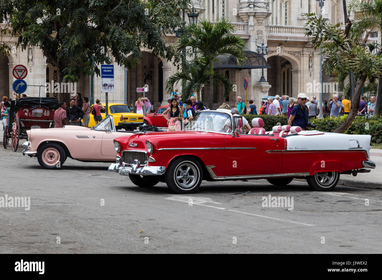 Alten klassischen amerikanischen Autos in den Straßen von Alt-Havanna Stockfoto
