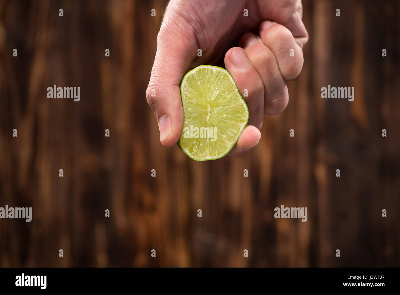 Hand-Preis-Schere Kalk mit Lime Drop auf dunklem Holz Stockfoto