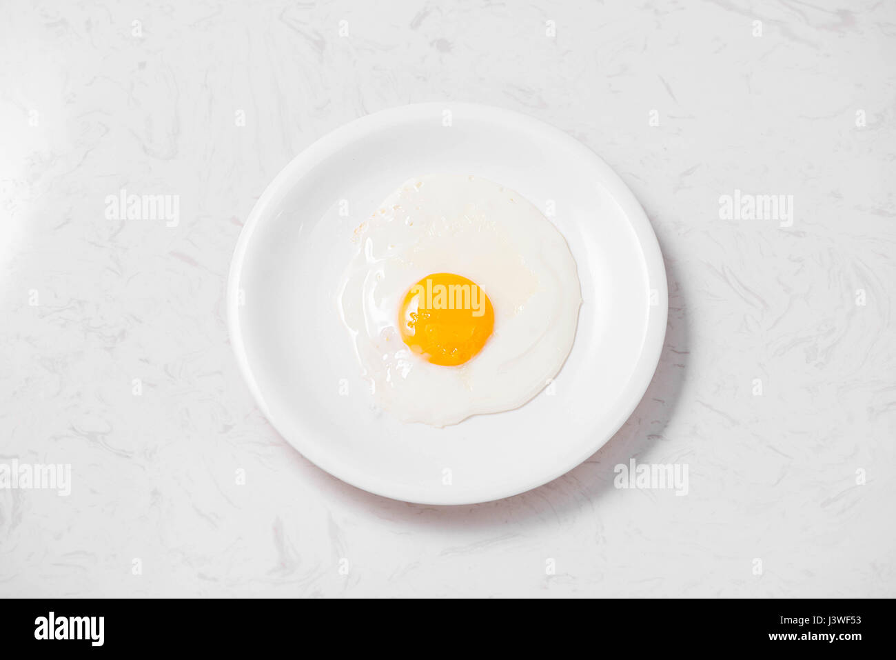 Draufsicht der traditionellen gesunde leicht schnelles Frühstück Mahlzeit gemacht von Spiegeleier auf dem Silbertablett serviert. Stockfoto