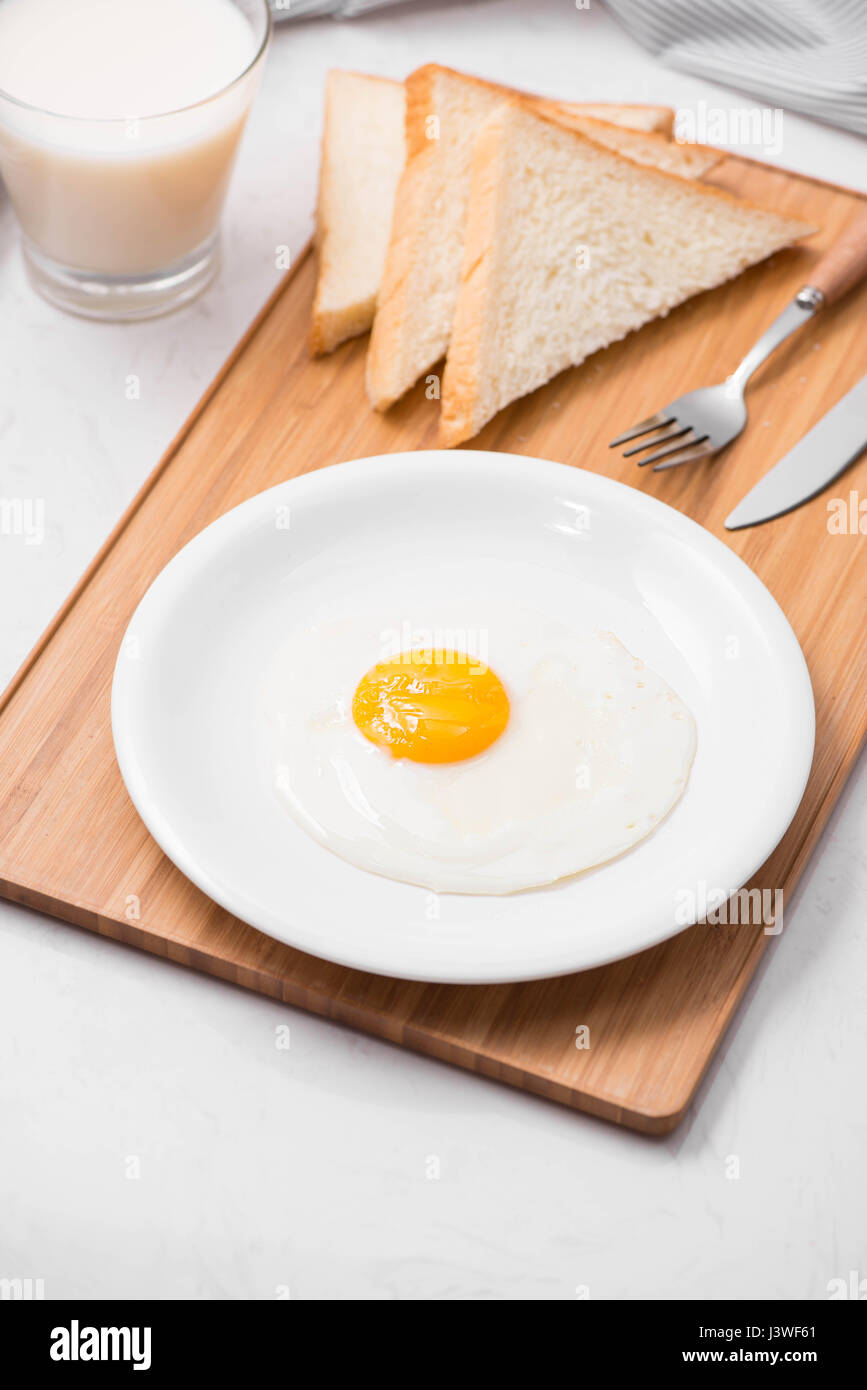 Draufsicht der traditionellen gesunde leicht schnelles Frühstück Mahlzeit gemacht von Spiegeleier auf dem Silbertablett serviert. Stockfoto