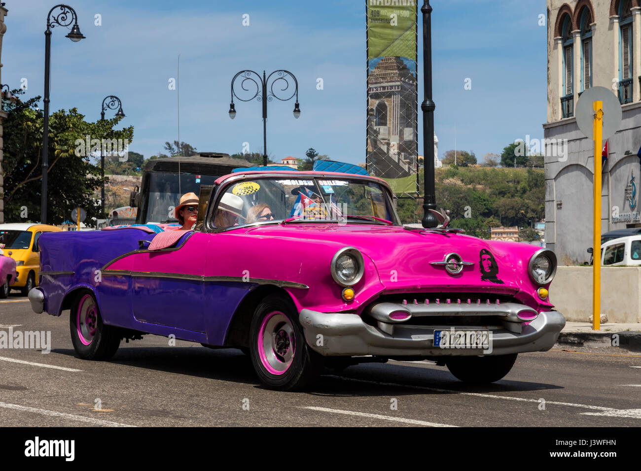 Alte amerikanische Oldtimer auf den Straßen von Alt-Havanna Stockfoto
