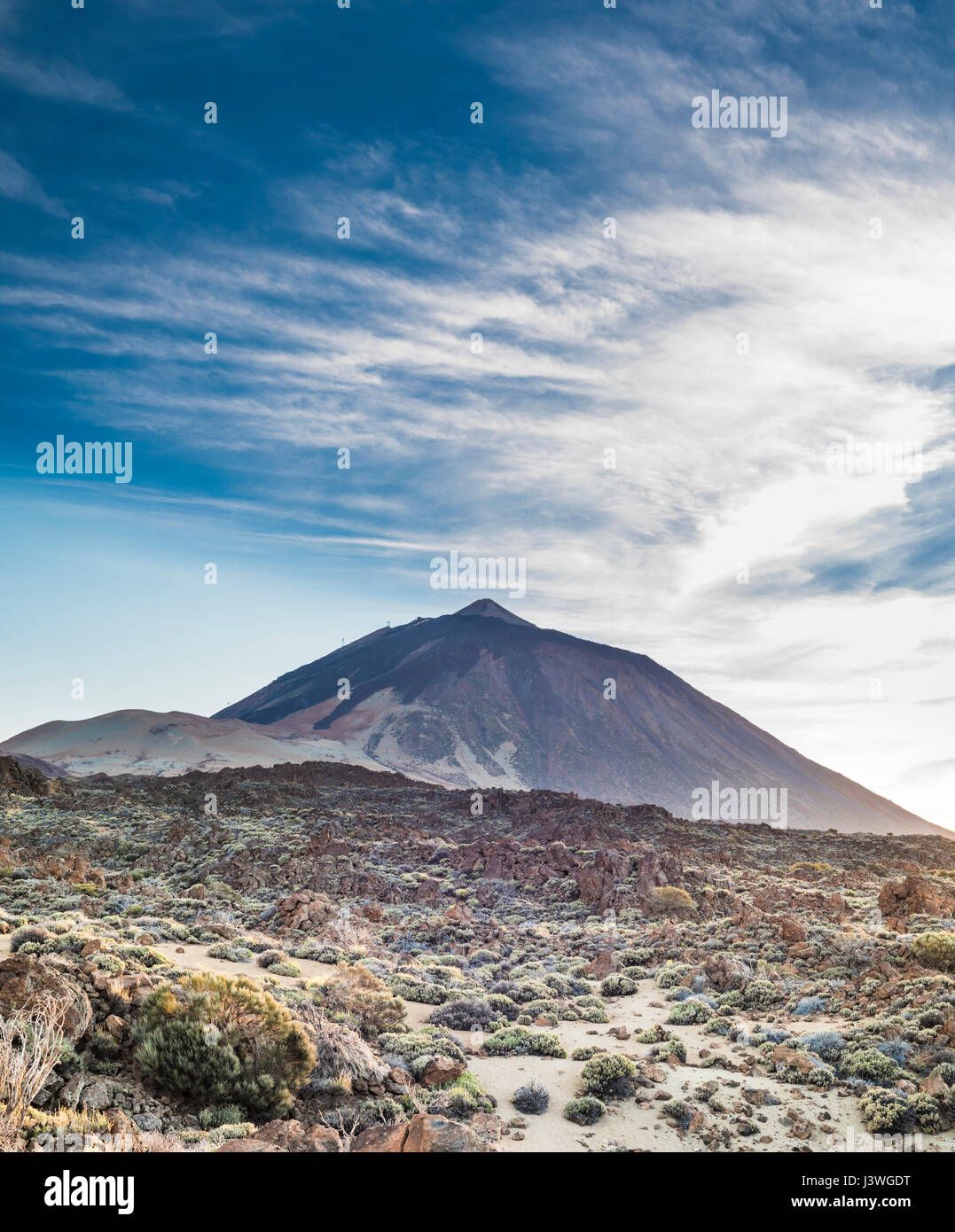 Teide Vulkan aus dem Norden, mit spektakulären Zirruswolkenformationen, kurz vor Sonnenuntergang, Teneriffa, Kanarische Inseln Stockfoto