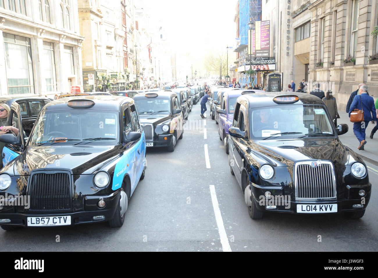 Taxifahrer blockieren Whitehall mit rund 500 Taxis als Protest gegen Uber, Verkehr, Runde Whitehall der Mall und dem Trafalgar Square befindet sich gerade an einem Stand noch bis ca. 15:00 nach eine Petition fordern eine Untersuchung Uber Lizenzen in die Downing Street übergeben wird. Wo: London, Vereinigtes Königreich bei: 6. April 2017 Stockfoto