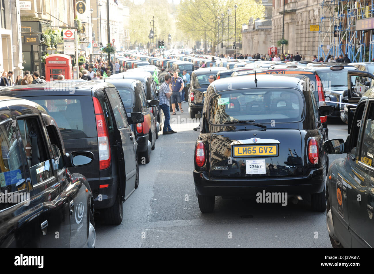 Taxifahrer blockieren Whitehall mit rund 500 Taxis als Protest gegen Uber, Verkehr, Runde Whitehall der Mall und dem Trafalgar Square befindet sich gerade an einem Stand noch bis ca. 15:00 nach eine Petition fordern eine Untersuchung Uber Lizenzen in die Downing Street übergeben wird. Wo: London, Vereinigtes Königreich bei: 6. April 2017 Stockfoto