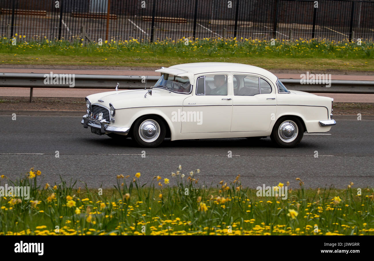 Eine modifizierte 1960 Humber Hawk Oldtimer Reisen entlang der Kingsway West Schnellstraße in Dundee, Großbritannien Stockfoto