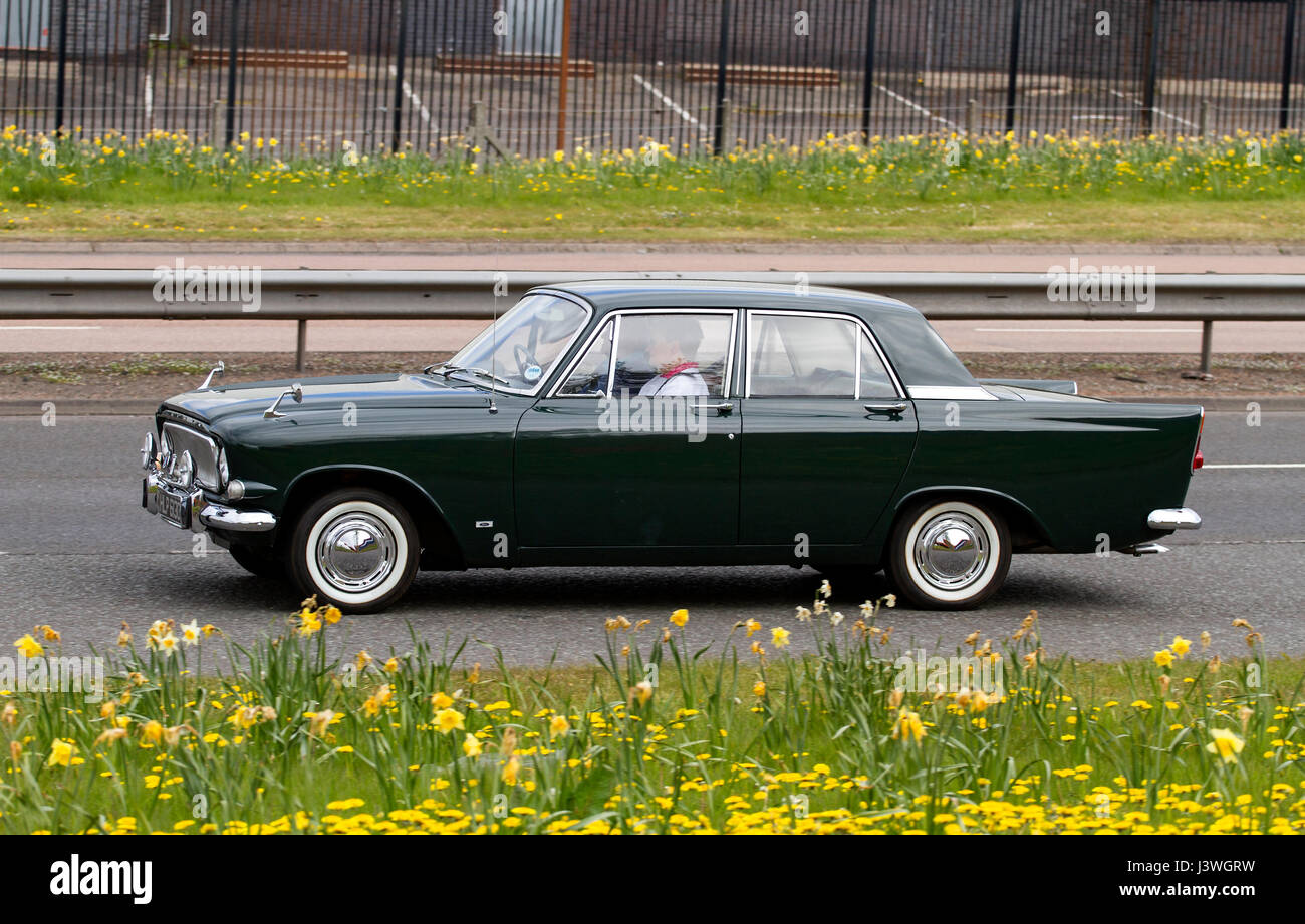 Eine grüne C Registrierung 1965 Ford Zephyr Oldtimer Reisen entlang der Kingsway West Schnellstraße in Dundee, Großbritannien Stockfoto