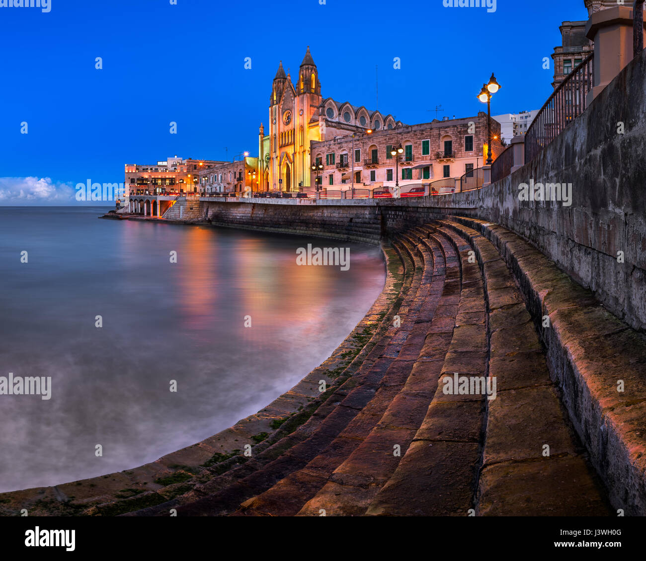 Kirche der Muttergottes von Karmel und Balluta Bay in Saint Julien, Malta Stockfoto