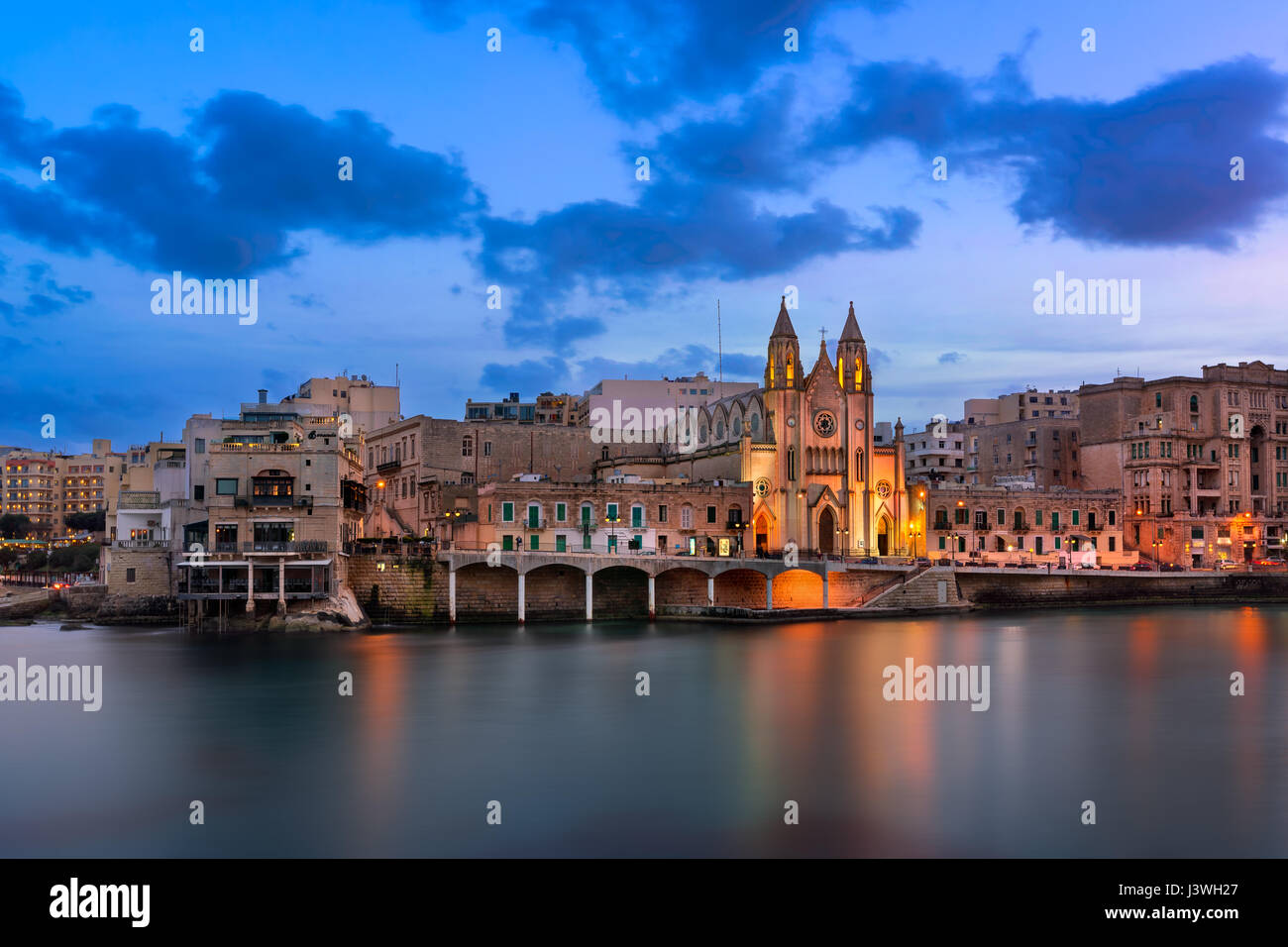 Balluta Bay und Kirche der Muttergottes von Karmel am Abend, Sankt Julian, Deutschland Stockfoto