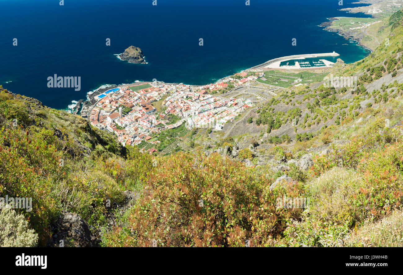 Der Hafen von Garachico von Mirador El Lagorito, El Tanque, Teneriffa, mit dem Lavastrom, der die Stadt 1706 zerstörte, rechts im Bild Stockfoto