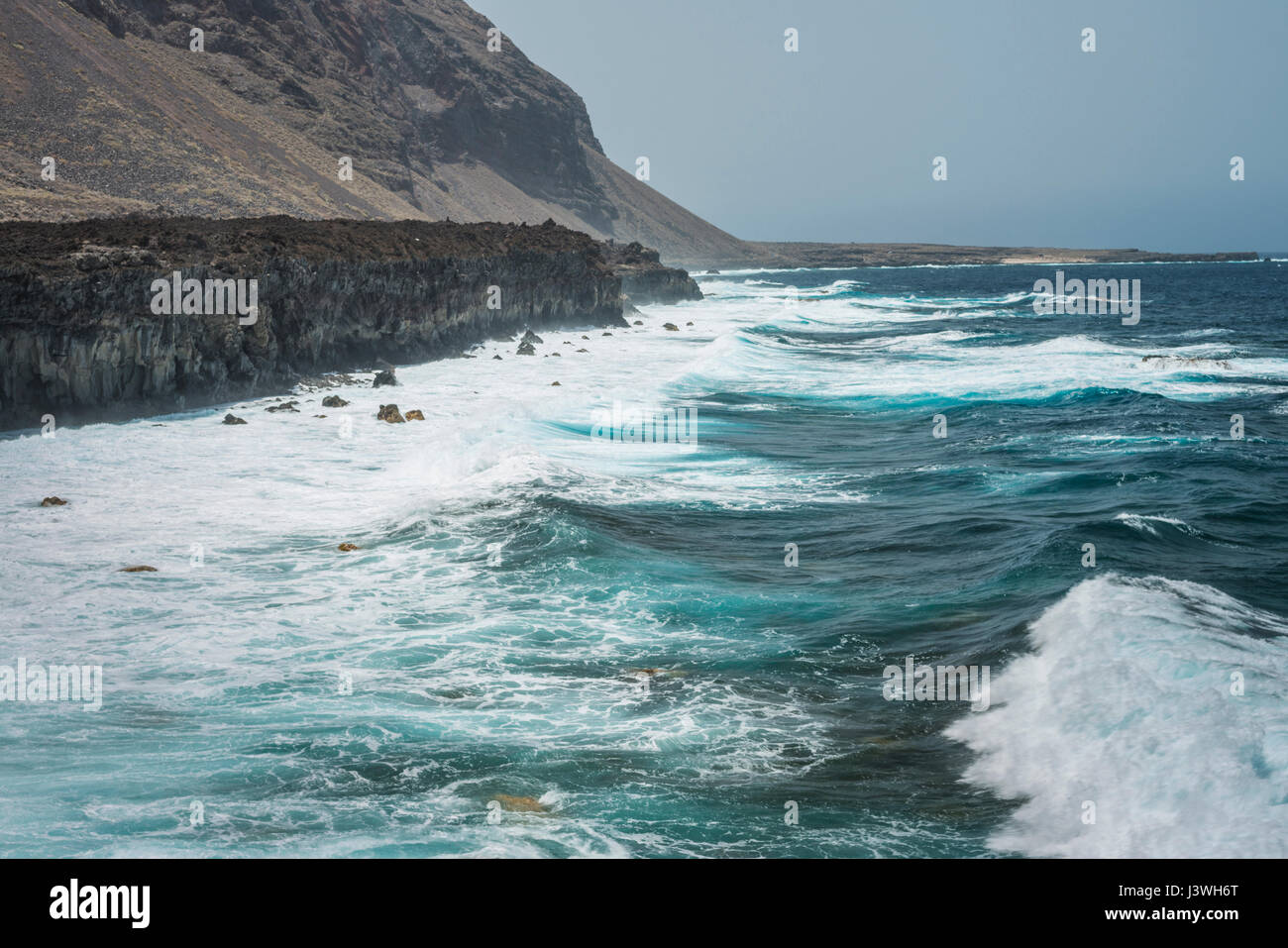 Große Wellen, die in den säulenförmigen verbunden basaltische Lava Felsen in Pozo De La Salud, El Hierro, Kanarische Inseln, Spanien Stockfoto