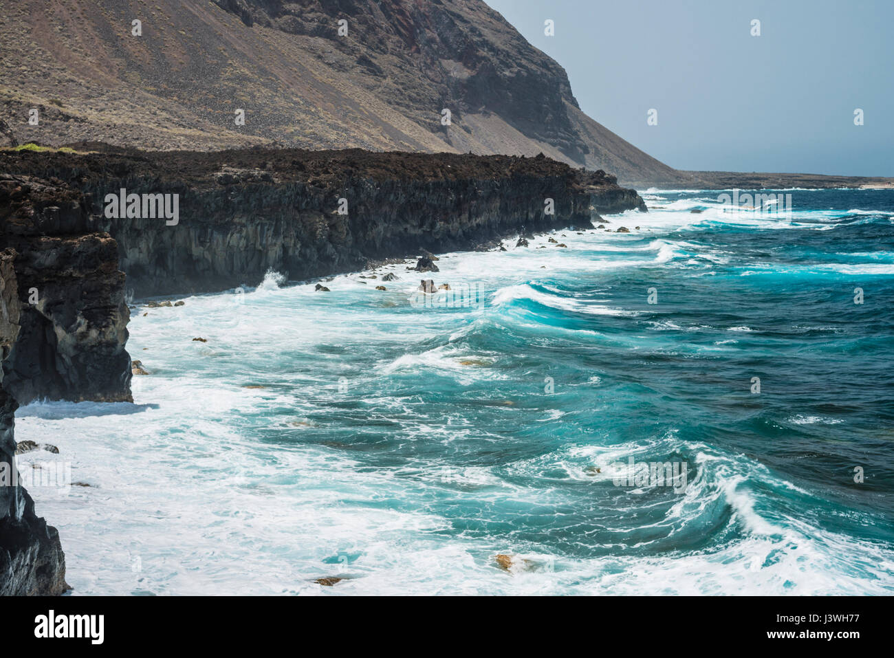 Große Wellen, die in den säulenförmigen verbunden basaltische Lava Felsen in Pozo De La Salud, El Hierro, Kanarische Inseln, Spanien Stockfoto