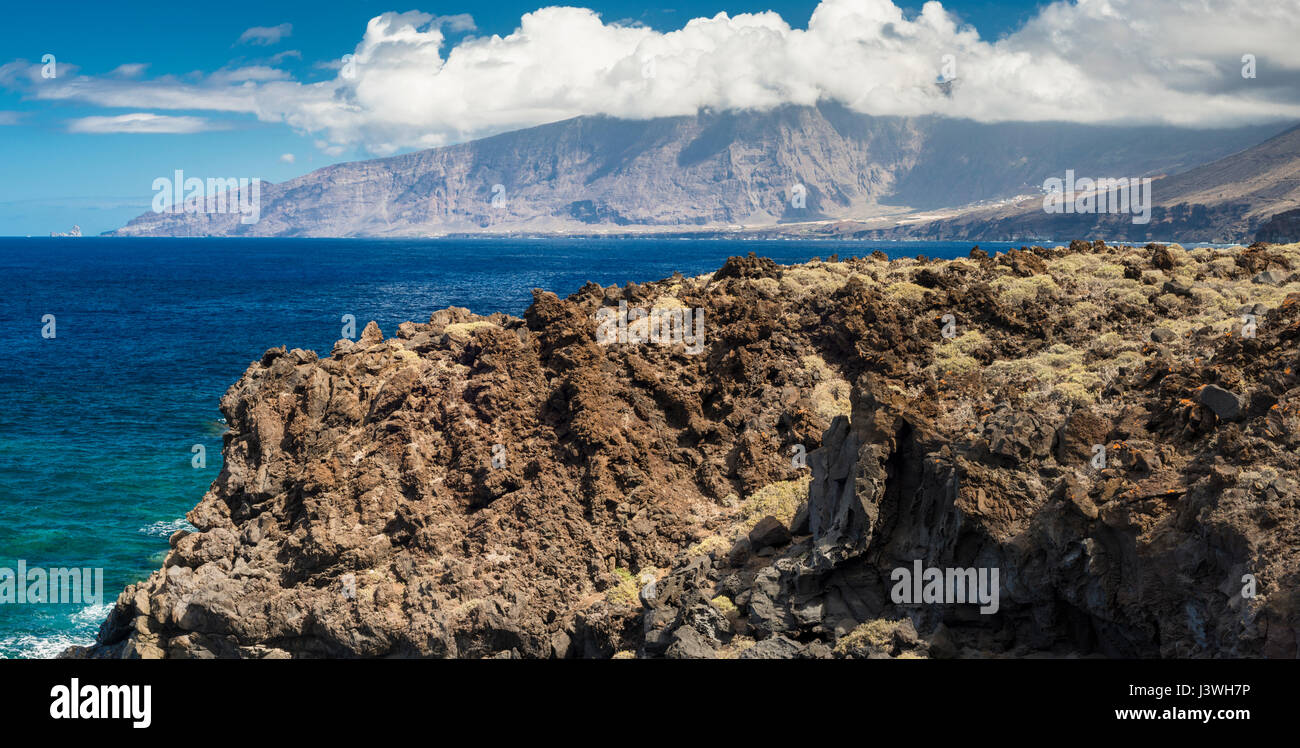 Blick über El Golfo küstennah, El Hierro, Kanarische Inseln, in Richtung der riesigen Klippe von Fuga de Gorreta von Pozo De La Salud Stockfoto