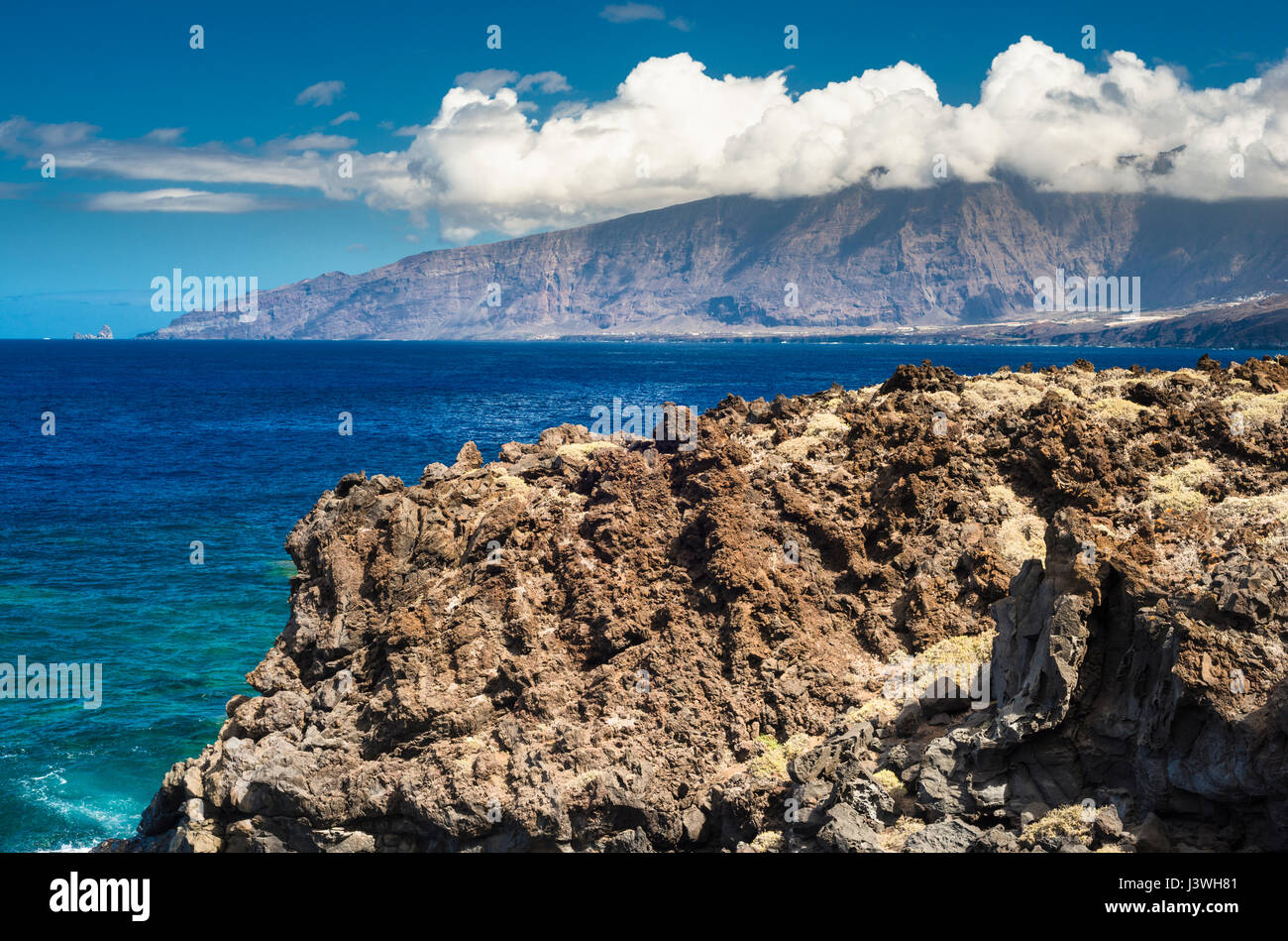 Blick über El Golfo küstennah, El Hierro, Kanarische Inseln, in Richtung der riesigen Klippe von Fuga de Gorreta von Pozo De La Salud Stockfoto