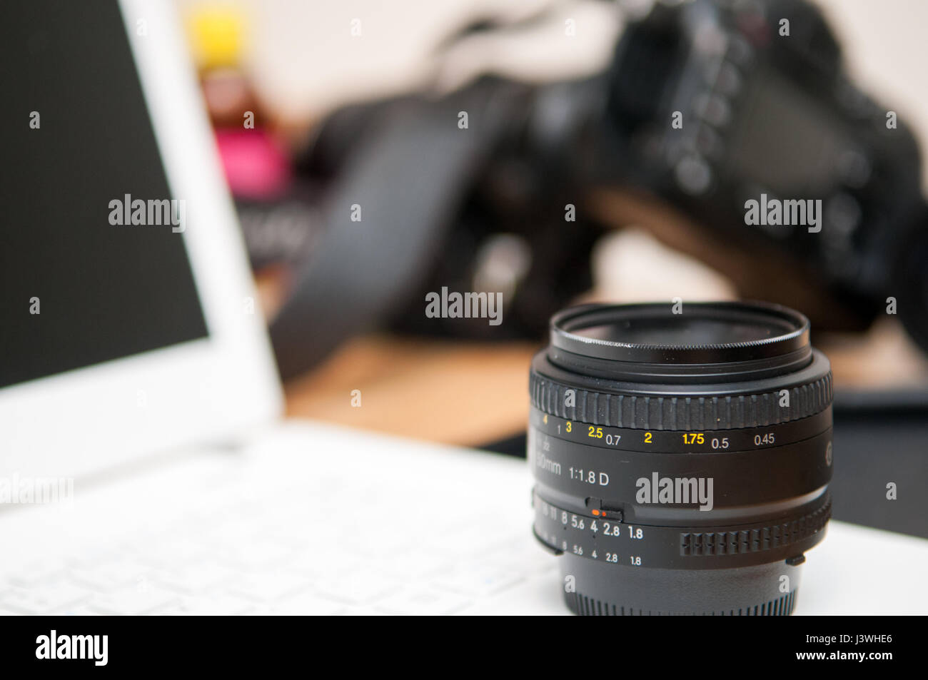Professionelle Fotografie Schneideausrüstung mit Kamera und laptop Stockfoto
