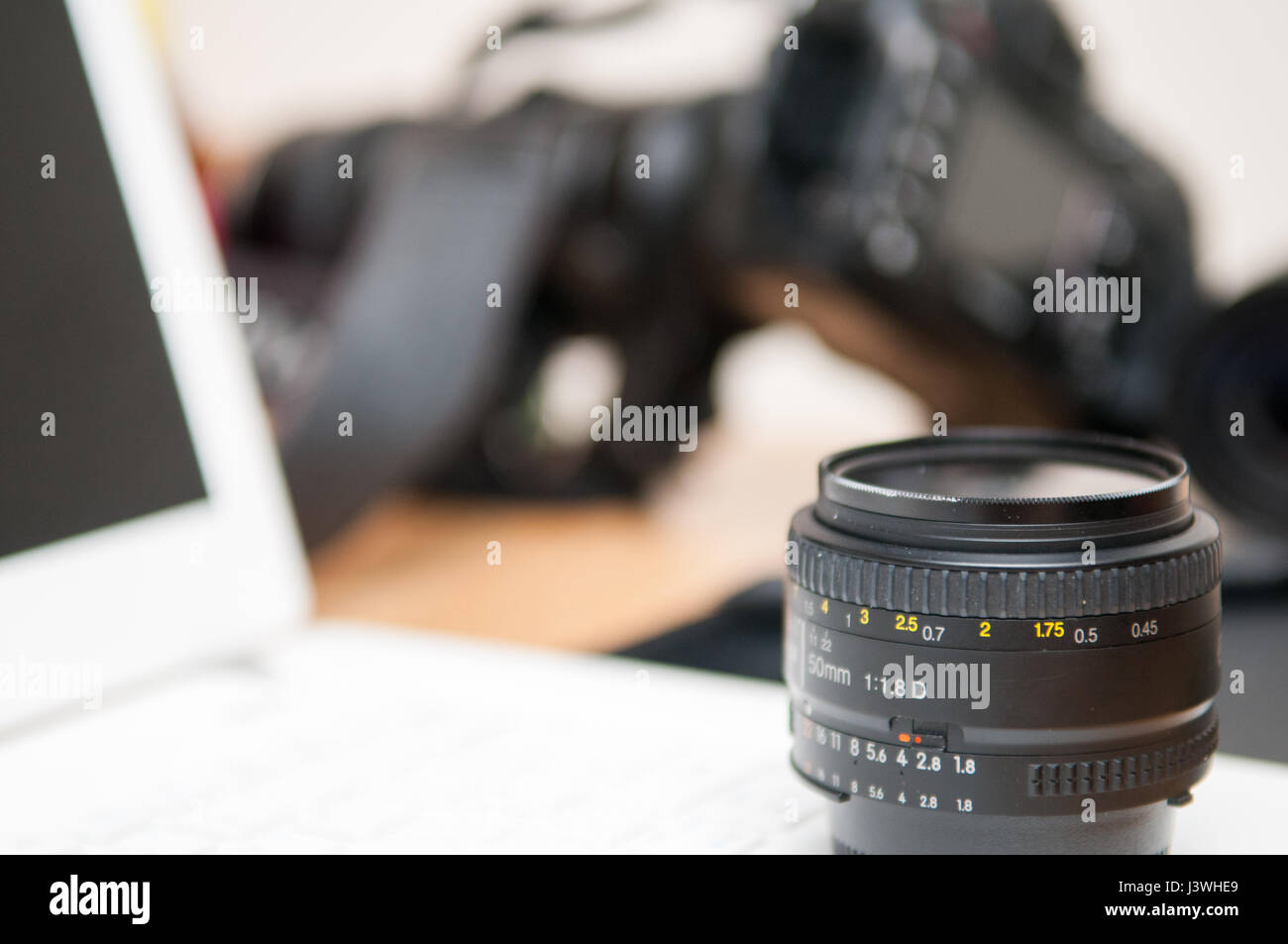 Professionelle Fotografie Schneideausrüstung mit Kamera und laptop Stockfoto