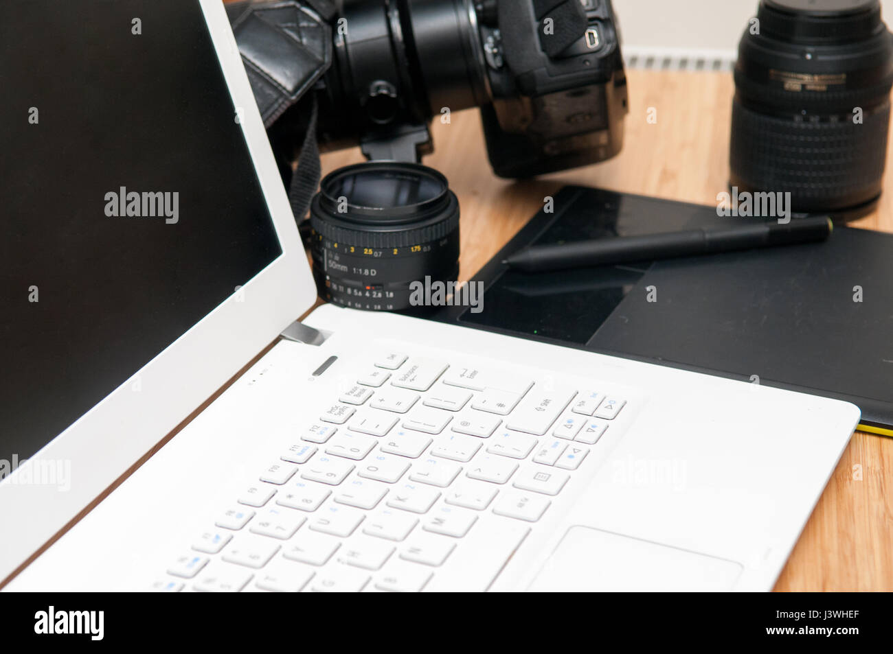 Professionelle Fotografie Schneideausrüstung mit Kamera und laptop Stockfoto