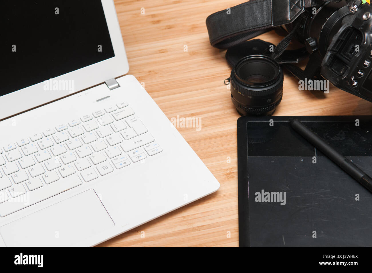 Professionelle Fotografie Schneideausrüstung mit Kamera und laptop Stockfoto