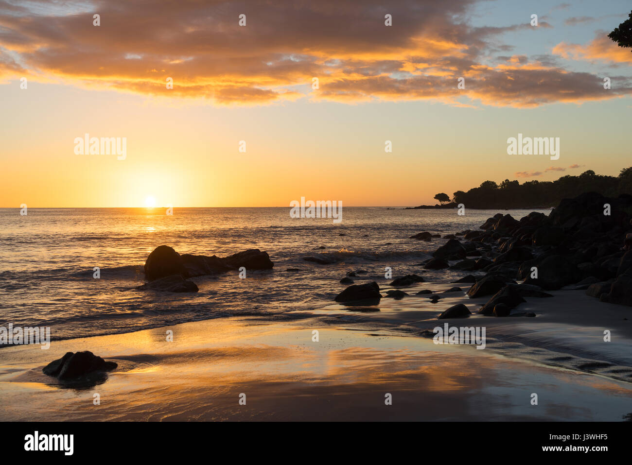 Schöner Sonnenuntergang am Tamarin, gesehen vom Strand des Tamarina Golf & Spa Boutique Hotels auf Mauritius. Stockfoto
