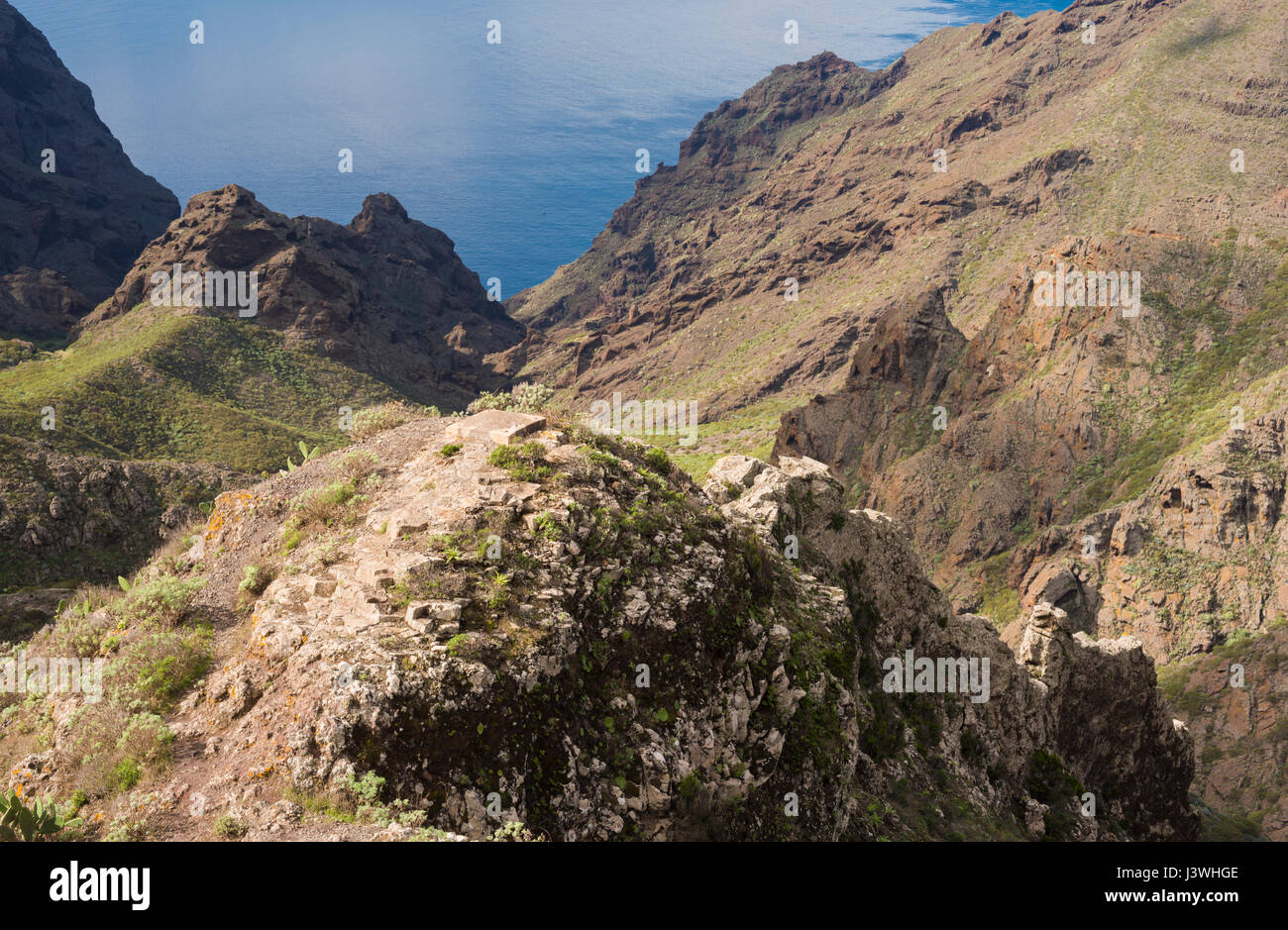 Die Vulkanlandschaft des Teno-Massivs im westlichen Teneriffa schneiden durch zahlreiche folienartigen Deiche, erodiert weniger leicht als die Felsen, die sie stören Stockfoto