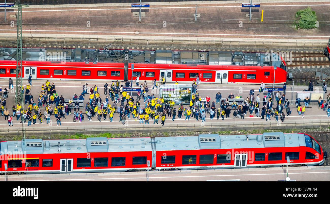 BVB-Fans auf der S-Bahn Dortmund Hauptbahnhof, Rot S-Bahn, Dortmund, Ruhr Area, North Rhine-Westphalia, Germany, BVB-Fans Auf Dem S-Bahnbahnste Stockfoto