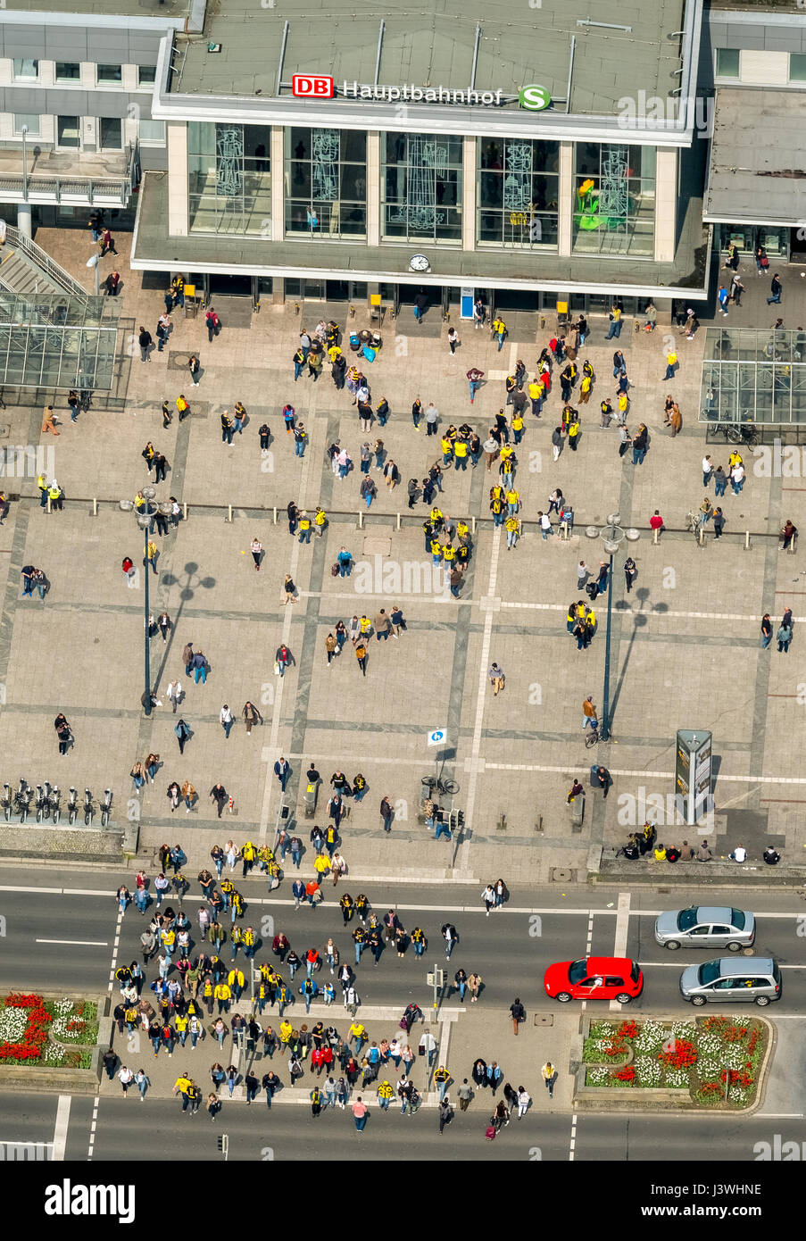 BVB-Fans vor dem Dortmunder Hauptbahnhof auf dem Weg zum Stadion, Dortmund, Ruhr Area, North Rhine-Westphalia, Germany, BVB-Fans Vor Dem Dortm Stockfoto