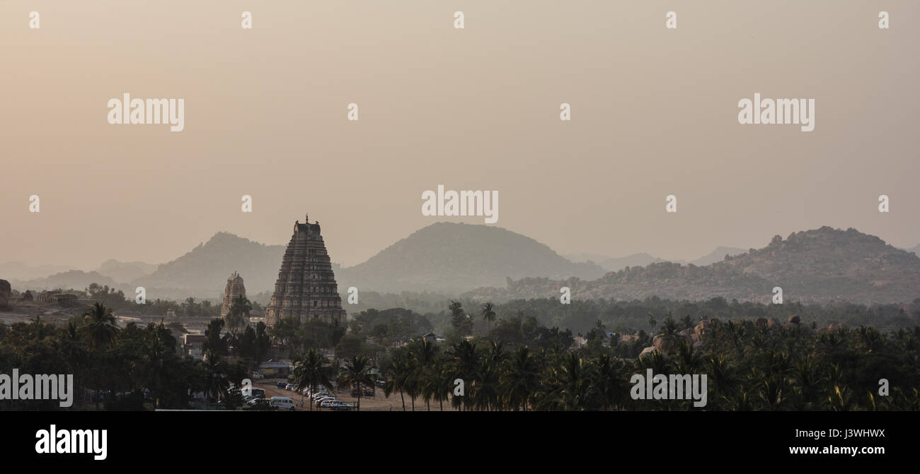 Blick vom Matanga Hügel in Hampi, Karnataka, Indien. Viroopaksha-Tempel in der Backgound gesehen. Stockfoto