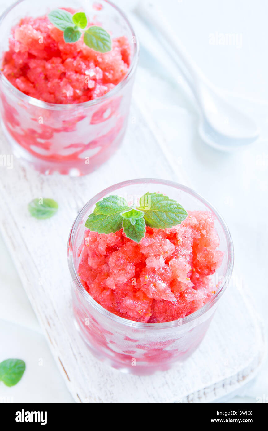 Erdbeer-Granita mit Minze (gefrorene Dessert) in Teil Gläser auf weißem Hintergrund mit Textfreiraum Stockfoto