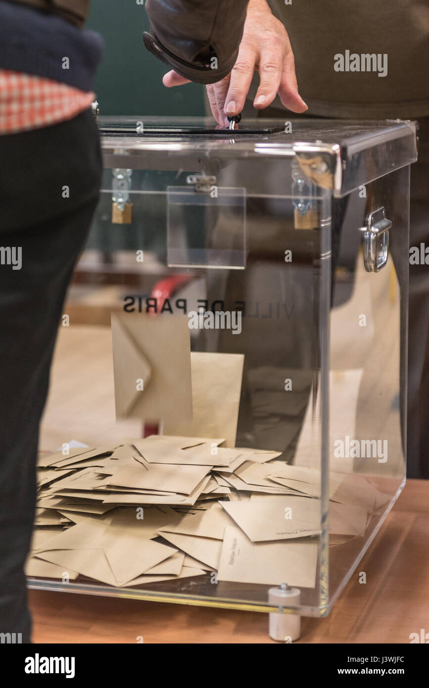 Umschlag Fallling in einer Abstimmung Box in einem Wahllokal bei der Abstimmung in Frankreich Stockfoto