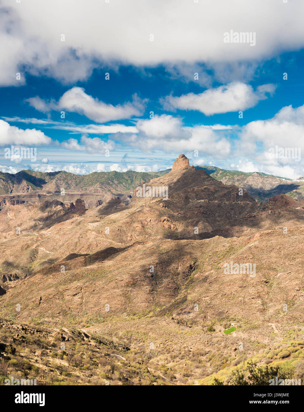 Blickrichtung nach Westen hinunter den Barranco de Tejeda, aus Timagada, Gran Canaria, ikonischen Aufschlusses des Roque Bentayga Stockfoto