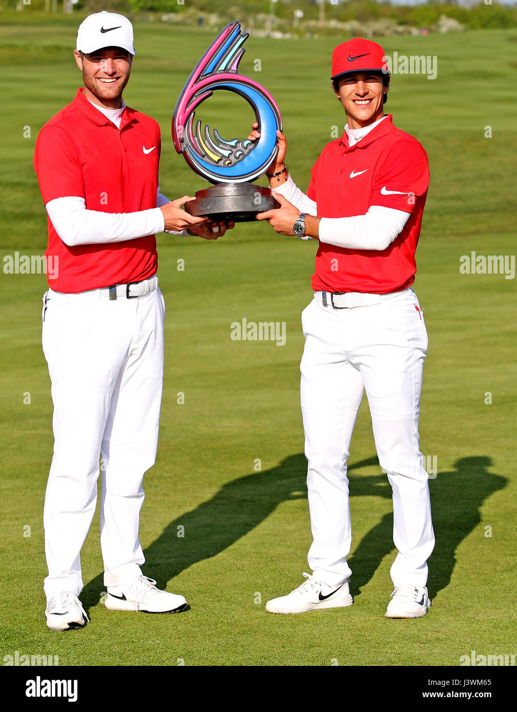 Dänemarks Thorbjorn Olesen (rechts) und Lucas Bjerregaard feiert mit der Trophäe nach dem Gewinn der letzten Tag zwei der Golf Sechser im Centurion Club, St Albans. Stockfoto