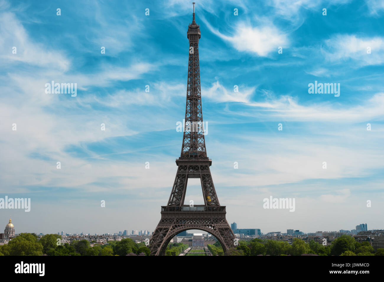 Eiffel Tower und die Skyline von Paris, Frankreich, Europa. Berühmte Denkmal, am meisten besuchten Ort, Wahrzeichen von Paris. Schöne europäische Architektur Stockfoto